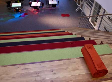 Filt sæde udrullet på trappe